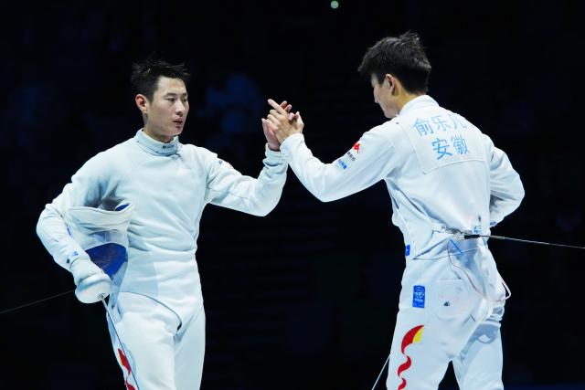 (251117) -- HONG KONG , Nov. 17, 2025 (Xinhua) -- Yu Lefan (R) of Anhui greets Xiu Yuhan of Shandong after the men's epee individual final of fencing at China's 15th National Games in Hong Kong, south China, Nov. 17, 2025. (Xinhua/Zhu Wei)
