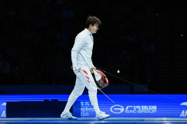 (251117) -- HONG KONG , Nov. 17, 2025 (Xinhua) -- Yu Lefan (L) of Anhui reacts after defeating againsty Xiu Yuhan of Shandong in the men's epee individual final of fencing at China's 15th National Games in Hong Kong, south China, Nov. 17, 2025. (Xinhua/Zhu Wei)