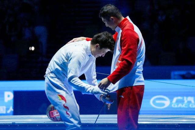 (251117) -- HONG KONG , Nov. 17, 2025 (Xinhua) -- Yu Lefan (L) of Anhui reacts after defeating Xiu Yuhan of Shandong in the men's epee individual final of fencing at China's 15th National Games in Hong Kong, south China, Nov. 17, 2025. (Xinhua/Zhu Wei)