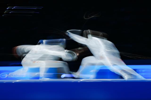 (251117) -- HONG KONG , Nov. 17, 2025 (Xinhua) -- Yu Lefan (R) of Anhui competes against Xiu Yuhan of Shandong during the men's epee individual final of fencing at China's 15th National Games in Hong Kong, south China, Nov. 17, 2025. (Xinhua/Zhu Wei)