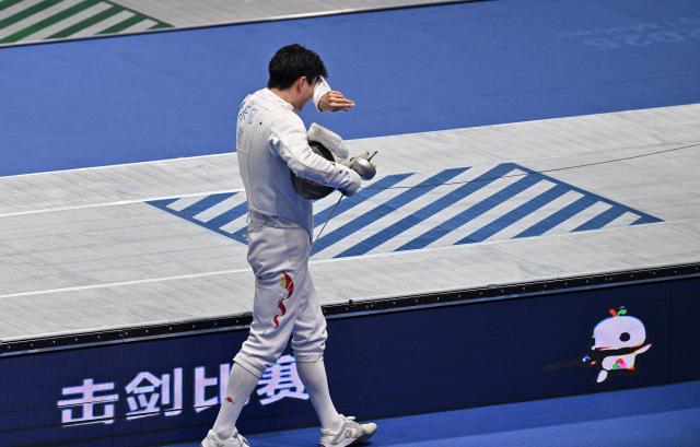 (251117) -- HONG KONG, Nov. 17, 2025 (Xinhua) -- Yu Lefan of Anhui reacts after defeating Xiu Yuhan of Shandong in the men's epee individual final of fencing at China's 15th National Games in Hong Kong, south China, Nov. 17, 2025. (Xinhua/Chen Duo)
