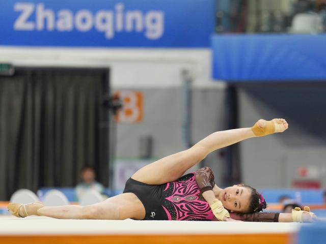 (251117) -- ZHAOQING, Nov. 17, 2025 (Xinhua) -- Ke Qinqin of Guangdong competes during the artistic gymnastics women's floor exercise final at China's 15th National Games in Zhaoqing, south China's Guangdong Province, Nov. 17, 2025. (Xinhua/Xu Bingjie)