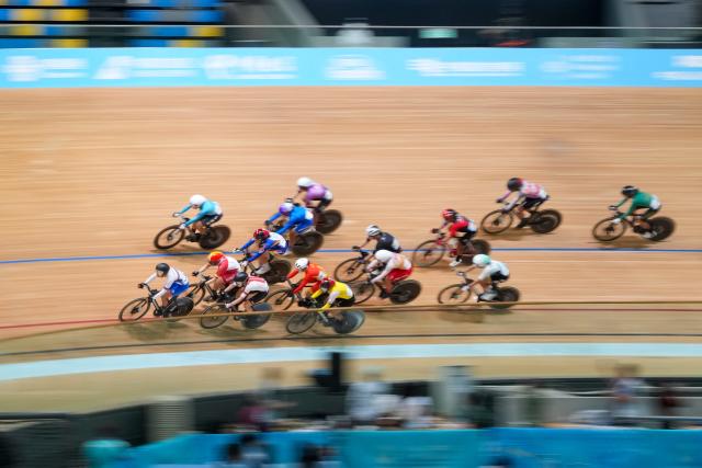 (251117) -- HONG KONG, Nov. 17, 2025 (Xinhua) -- Athletes compete during the cycling track women's omnium points race at China's 15th National Games in Hong Kong, south China, Nov. 17, 2025. (Xinhua/Wu Lu)
