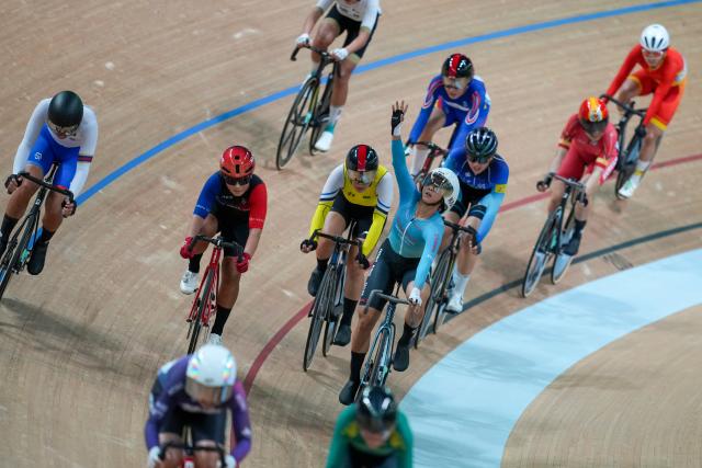 (251117) -- HONG KONG, Nov. 17, 2025 (Xinhua) -- Lee Sze Wing of Hong Kong celebrates winning before crossing the finish line during the cycling track women's omnium points race at China's 15th National Games in Hong Kong, south China, Nov. 17, 2025. (Xinhua/Wu Lu)