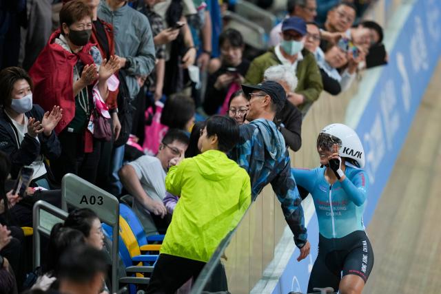 (251117) -- HONG KONG, Nov. 17, 2025 (Xinhua) -- Lee Sze Wing (1st R) of Hong Kong interacts with spectators after winning the cycling track women's omnium at China's 15th National Games in Hong Kong, south China, Nov. 17, 2025. at China's 15th National Games in Hong Kong, south China, Nov. 17, 2025. (Xinhua/Wu Lu)