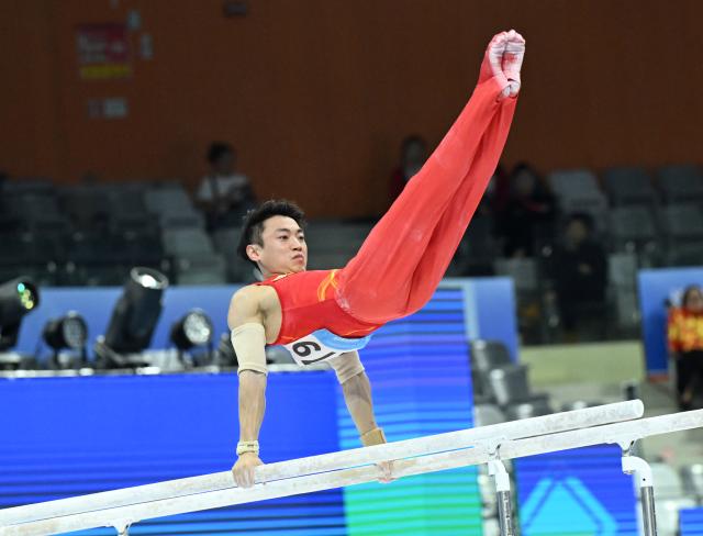 (251117) -- ZHAOQING, Nov. 17, 2025 (Xinhua) -- Zou Jingyuan of Sichuan competes during the artistic gymnastics men's parallel bars final at China's 15th National Games in Zhaoqing, south China's Guangdong Province, Nov. 17, 2025. (Xinhua/Zhu Xiang)