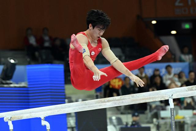 (251117) -- ZHAOQING, Nov. 17, 2025 (Xinhua) -- Zhang Boheng of Hunan competes during the artistic gymnastics men's parallel bars final at China's 15th National Games in Zhaoqing, south China's Guangdong Province, Nov. 17, 2025. (Xinhua/Zhu Xiang)