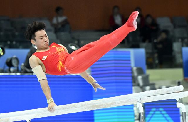 (251117) -- ZHAOQING, Nov. 17, 2025 (Xinhua) -- Zou Jingyuan of Sichuan competes during the artistic gymnastics men's parallel bars final at China's 15th National Games in Zhaoqing, south China's Guangdong Province, Nov. 17, 2025. (Xinhua/Zhu Xiang)