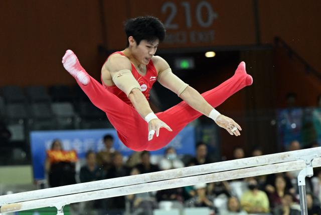 (251117) -- ZHAOQING, Nov. 17, 2025 (Xinhua) -- Liu Yang of Hunan competes during the artistic gymnastics men's parallel bars final at China's 15th National Games in Zhaoqing, south China's Guangdong Province, Nov. 17, 2025. (Xinhua/Zhu Xiang)