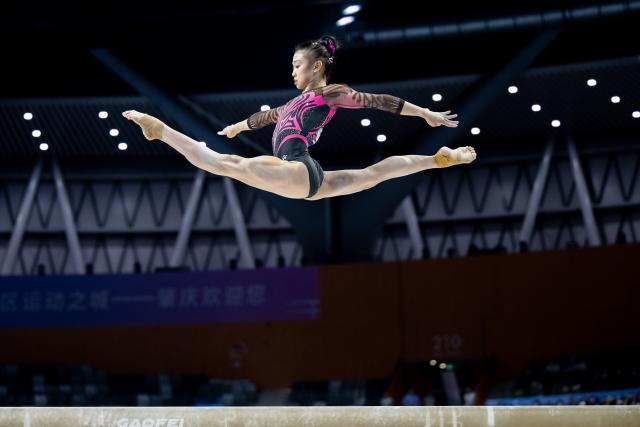 (251117) -- ZHAOQING, Nov. 17, 2025 (Xinhua) -- Ke Qinqin of Guangdong competes during the artistic gymnastics women's balance beam final at China's 15th National Games in Zhaoqing, south China's Guangdong Province, Nov. 17, 2025. (Xinhua/Du Zixuan)