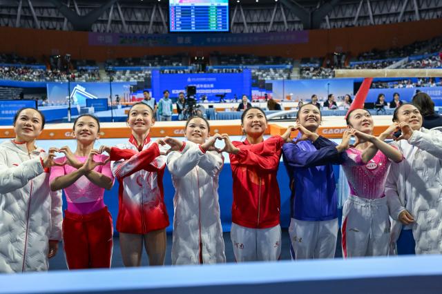 (251117) -- ZHAOQING, Nov. 17, 2025 (Xinhua) -- Contestants greet the spectators after the artistic gymnastics women's balance beam final at China's 15th National Games in Zhaoqing, south China's Guangdong Province, Nov. 17, 2025. (Xinhua/Du Zixuan)