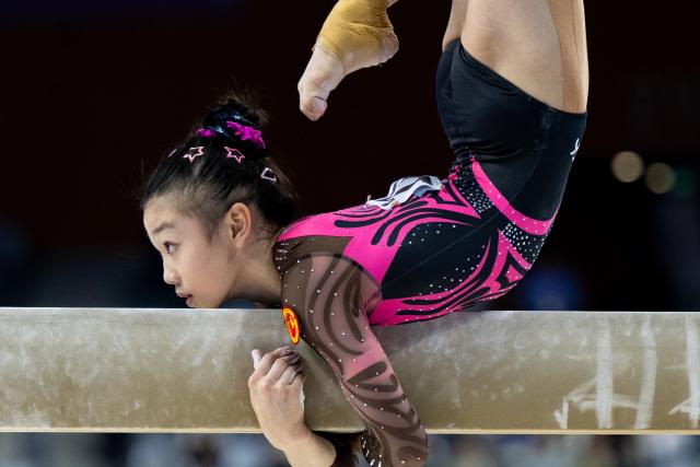 (251117) -- ZHAOQING, Nov. 17, 2025 (Xinhua) -- Ke Qinqin of Guangdong competes during the artistic gymnastics women's balance beam final at China's 15th National Games in Zhaoqing, south China's Guangdong Province, Nov. 17, 2025. (Xinhua/Du Zixuan)