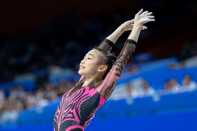(251117) -- ZHAOQING, Nov. 17, 2025 (Xinhua) -- Ke Qinqin of Guangdong competes during the artistic gymnastics women's balance beam final at China's 15th National Games in Zhaoqing, south China's Guangdong Province, Nov. 17, 2025. (Xinhua/Du Zixuan)