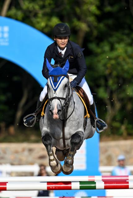 (251117) -- SHENZHEN, Nov. 17, 2025 (Xinhua) -- Muladeli of Guangxi competes during the jumping team final of equestrian at China's 15th National Games in Shenzhen, south China's Guangdong Province, Nov. 17, 2025. (Xinhua/Feng Kaihua)