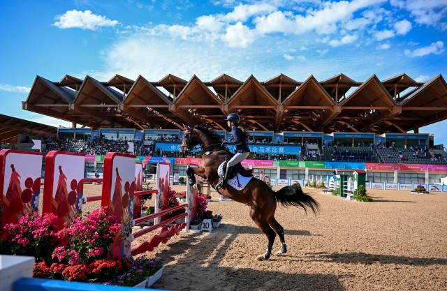 (251117) -- SHENZHEN, Nov. 17, 2025 (Xinhua) -- Xu Mofei of Shanghai competes during the jumping team final of equestrian at China's 15th National Games in Shenzhen, south China's Guangdong Province, Nov. 17, 2025. (Xinhua/Feng Kaihua)