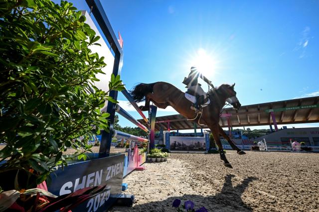 (251117) -- SHENZHEN, Nov. 17, 2025 (Xinhua) -- Liang Ruiji of Guangdong competes during the jumping team final of equestrian at China's 15th National Games in Shenzhen, south China's Guangdong Province, Nov. 17, 2025. (Xinhua/Feng Kaihua)