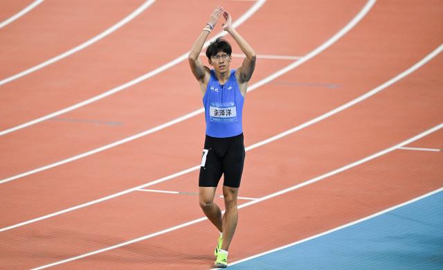 (251117) -- GUANGZHOU, Nov. 17, 2025 (Xinhua) -- Li Zeyang of Hubei greets the spectators after the men's 100m final of athletics at China's 15th National Games in Guangzhou, south China's Guangdong Province, Nov. 17, 2025. (Xinhua/Zhou Mu)
