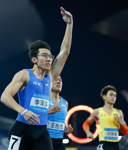 (251117) -- GUANGZHOU, Nov. 17, 2025 (Xinhua) -- Li Zeyang (L) of Hubei reacts after the men's 100m final of athletics at China's 15th National Games in Guangzhou, south China's Guangdong Province, Nov. 17, 2025. (Xinhua/Huang Wei)