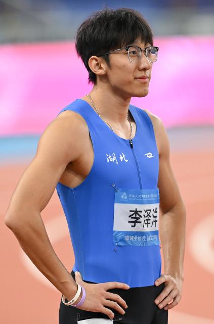 (251117) -- GUANGZHOU, Nov. 17, 2025 (Xinhua) -- Li Zeyang of Hubei is seen before the men's 100m final of athletics at China's 15th National Games in Guangzhou, south China's Guangdong Province, Nov. 17, 2025. (Xinhua/Xiao Yijiu)