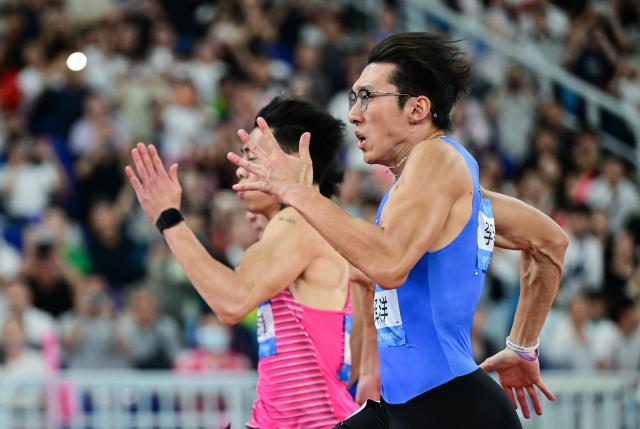 (251117) -- GUANGZHOU, Nov. 17, 2025 (Xinhua) -- Li Zeyang (R) of Hubei competes during the men's 100m final of athletics at China's 15th National Games in Guangzhou, south China's Guangdong Province, Nov. 17, 2025. (Xinhua/Jiang Han)