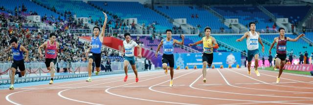 (251117) -- GUANGZHOU, Nov. 17, 2025 (Xinhua) -- Athletes compete during the men's 100m final of athletics at China's 15th National Games in Guangzhou, south China's Guangdong Province, Nov. 17, 2025. (Xinhua/Huang Wei)