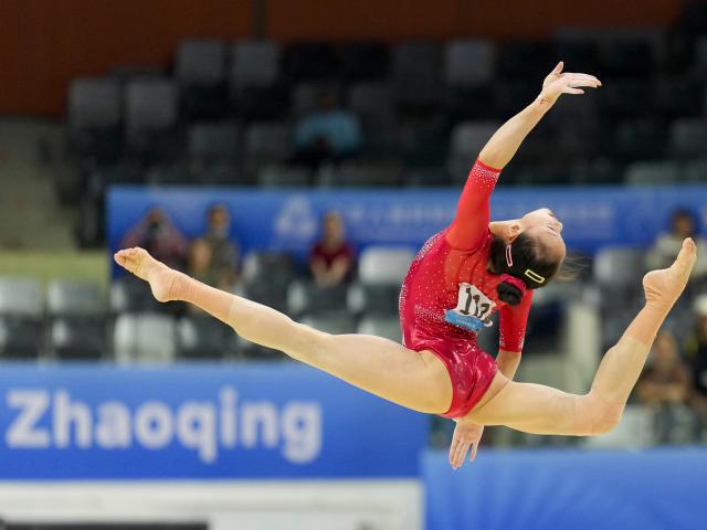 (251117) -- ZHAOQING, Nov. 17, 2025 (Xinhua) -- Long Zirong of Hubei during the artistic gymnastics women's floor exercise final at China's 15th National Games in Zhaoqing, south China's Guangdong Province, Nov. 17, 2025. (Xinhua/Xu Bingjie)