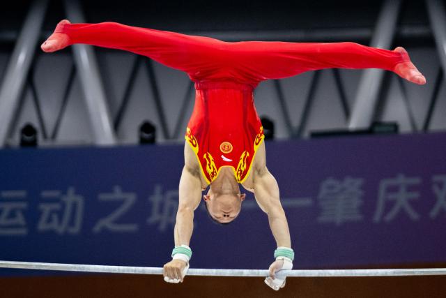 (251117) -- ZHAOQING, Nov. 17, 2025 (Xinhua) -- Xiao Ruoteng of Beijing competes during the artistic gymnastics men's horizontal bar final at China's 15th National Games in Zhaoqing, south China's Guangdong Province, Nov. 17, 2025. (Xinhua/Du Zixuan)