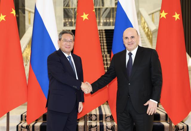 (251117) -- MOSCOW, Nov. 17, 2025 (Xinhua) -- Chinese Premier Li Qiang meets with Russian Prime Minister Mikhail Mishustin in Moscow, Russia, Nov. 17, 2025. (Xinhua/Huang Jingwen)
