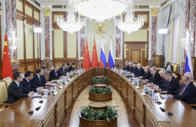 (251117) -- MOSCOW, Nov. 17, 2025 (Xinhua) -- Chinese Premier Li Qiang meets with Russian Prime Minister Mikhail Mishustin in Moscow, Russia, Nov. 17, 2025. (Xinhua/Ding Haitao)