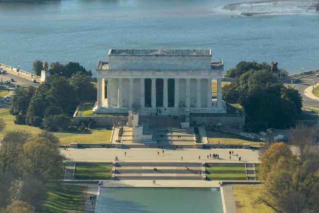 (251117) --WASHINGTON, Nov. 17, 2025 (Xinhua) -- The photo taken from atop the Washington Monument on Nov. 17, 2025 shows the Lincoln Memorial in Washington, D.C, the United States. (Xinhua/Hu Yousong)