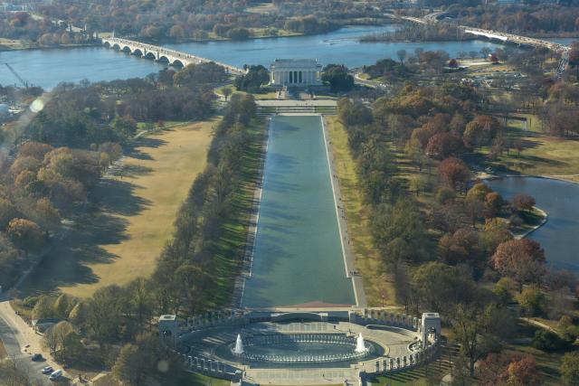 (251117) --WASHINGTON, Nov. 17, 2025 (Xinhua) -- The photo taken from atop the Washington Monument on Nov. 17, 2025 shows the National Mall and Lincoln Memorial in Washington, D.C, the United States. (Xinhua/Hu Yousong)