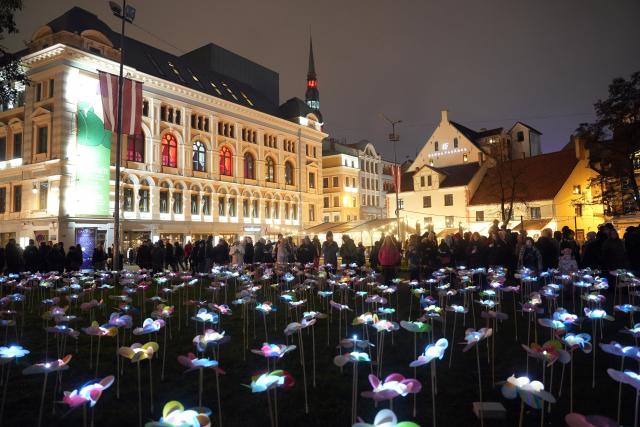 (251117) -- RIGA, Nov. 17, 2025 (Xinhua) -- People view a light show at Livu square during the light festival "Staro Riga 2025" in Riga, Latvia, Nov. 17, 2025. (Photo by Edijs Palens/Xinhua)