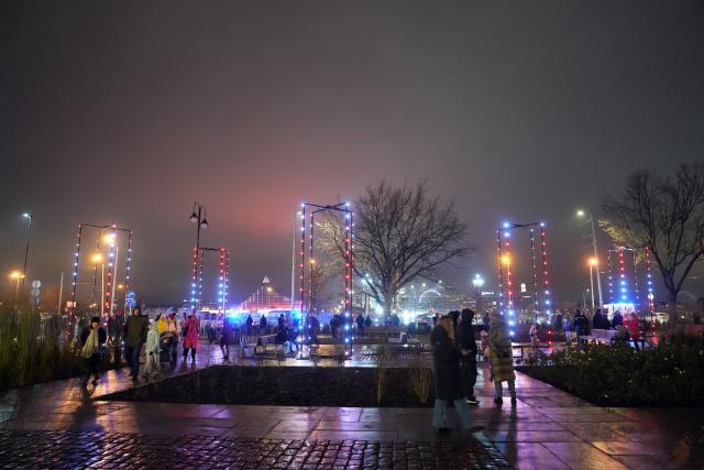 (251117) -- RIGA, Nov. 17, 2025 (Xinhua) -- People view a light show at the Rifleman square during the light festival "Staro Riga 2025" in Riga, Latvia, Nov. 17, 2025. (Photo by Edijs Palens/Xinhua)