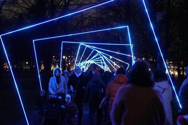(251117) -- RIGA, Nov. 17, 2025 (Xinhua) -- People view a light show at Esplenade park during the light festival "Staro Riga 2025" in Riga, Latvia, Nov. 17, 2025. (Photo by Edijs Palens/Xinhua)