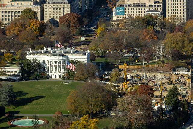 (251117) -- WASHINGTON, Nov. 17, 2025 (Xinhua) -- The photo taken from atop the Washington Monument on Nov. 17, 2025 shows the constrauction site where the East Wing of the White House was recently demolished, while construction crews prepare the area for the White House's new ballroom, in Washington, D.C., the United States. (Xinhua/Hu Yousong)