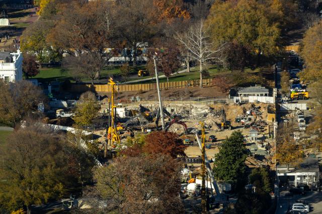 (251117) -- WASHINGTON, Nov. 17, 2025 (Xinhua) -- The photo taken from atop the Washington Monument on Nov. 17, 2025 shows the constrauction site where the East Wing of the White House was recently demolished, while construction crews prepare the area for the White House's new ballroom, in Washington, D.C., the United States. (Xinhua/Hu Yousong)