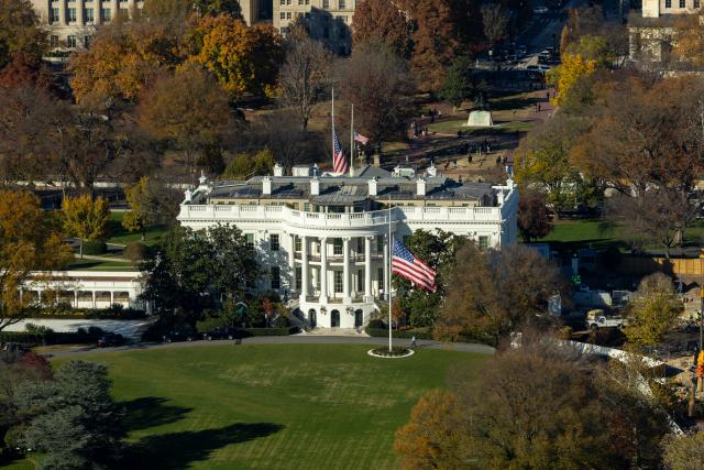 (251117) -- WASHINGTON, Nov. 17, 2025 (Xinhua) -- The photo taken from atop of the Washington Monument on Nov. 17, 2025 shows the White House, in Washington, D.C., the United States. (Xinhua/Hu Yousong)