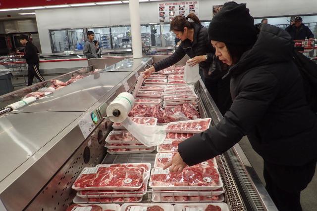 (251117) -- VANCOUVER, Nov. 17, 2025 (Xinhua) -- Customers shop for food at a Costco store in Vancouver, British Columbia, Canada, Nov. 17, 2025. Canada's Consumer Price Index (CPI) rose 2.2 percent on a year-over-year basis in October, down from a 2.4 percent increase in September, Statistics Canada said Monday. (Photo by Liang Sen/Xinhua)
