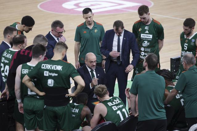 (251118) -- LJUBLJANA, Nov. 18, 2025 (Xinhua) -- Zvezdan Mtrovic (C), head coach of Cedevita Olimpija Ljubljana, gives instructions to players during the ABA League basketball match between Cedevita Olimpija Ljubljana and Crvena Zvezda Meridianbet in Ljubljana, Slovenia, Nov. 17, 2025. (Photo by Zeljko Stevanic/Xinhua)