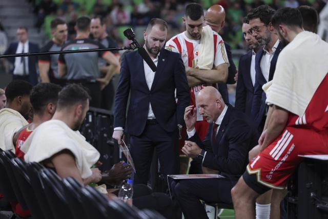 (251118) -- LJUBLJANA, Nov. 18, 2025 (Xinhua) -- Sasa Obradovic, head coach of Crvena Zvezda Meridianbet, gives instructions to players during the ABA League basketball match between Cedevita Olimpija Ljubljana and Crvena Zvezda Meridianbet in Ljubljana, Slovenia, Nov. 17, 2025. (Photo by Zeljko Stevanic/Xinhua)