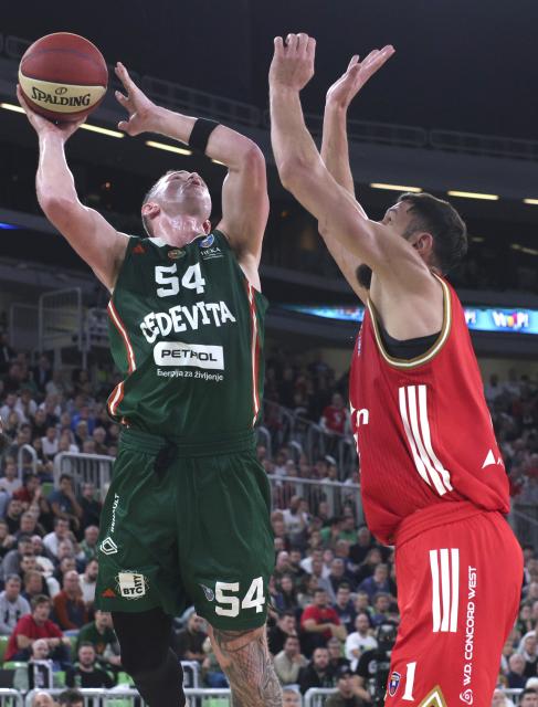 (251118) -- LJUBLJANA, Nov. 18, 2025 (Xinhua) -- Thomas Joseph Patrick Kennedy (L) of Cedevita Olimpija Ljubljana goes for a layup during the ABA League basketball match between Cedevita Olimpija Ljubljana and Crvena Zvezda Meridianbet in Ljubljana, Slovenia, Nov. 17, 2025. (Photo by Zeljko Stevanic/Xinhua)