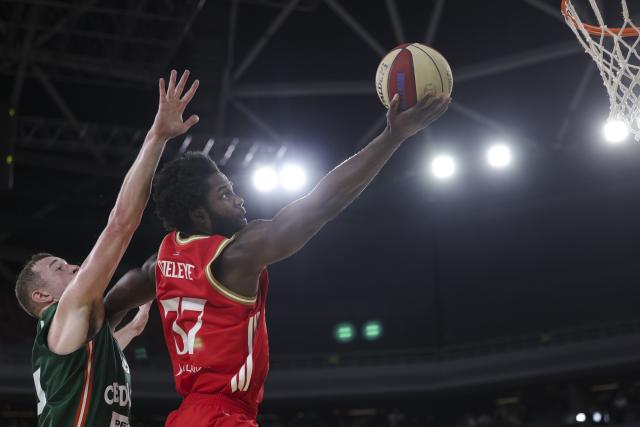 (251118) -- LJUBLJANA, Nov. 18, 2025 (Xinhua) -- Semi Ojeleye (R) of Crvena Zvezda Meridianbet goes for a layup during the ABA League basketball match between Cedevita Olimpija Ljubljana and Crvena Zvezda Meridianbet in Ljubljana, Slovenia, Nov. 17, 2025. (Photo by Zeljko Stevanic/Xinhua)