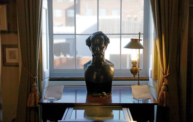(251118) -- LONDON, Nov. 18, 2025 (Xinhua) -- A sculpture of Charles Dickens is seen in the Charles Dickens Museum in London, Britain, Nov. 17, 2025. The museum is situated at 48 Doughty Street, Dickens's London home from 1837-1839. While living in Doughty Street, Charles Dickens, a famous British novelist, journalist and editor, finished writing "The Pickwick Papers," wrote "Nicholas Nickleby" and most famously of all, "Oliver Twist." (Xinhua/Li Ying)