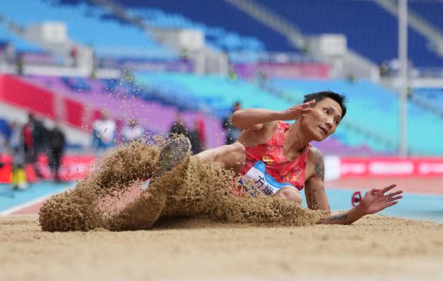 (251118) -- GUANGZHOU, Nov. 18, 2025 (Xinhua) -- Fang Yaoqing of Shaanxi competes during the men's triple jump qualification of athletics at China's 15th National Games in Guangzhou, south China's Guangdong Province, Nov. 18, 2025. (Xinhua/Li Yibo)