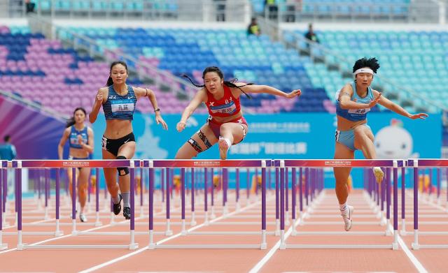 (251118) -- GUANGZHOU, Nov. 18, 2025 (Xinhua) -- Wang Jiaxin (front C) of Beijing competes during the women's heptathlon 100m hurdles of athletics at China's 15th National Games in Guangzhou, south China's Guangdong Province, Nov. 18, 2025. (Xinhua/Huang Wei)