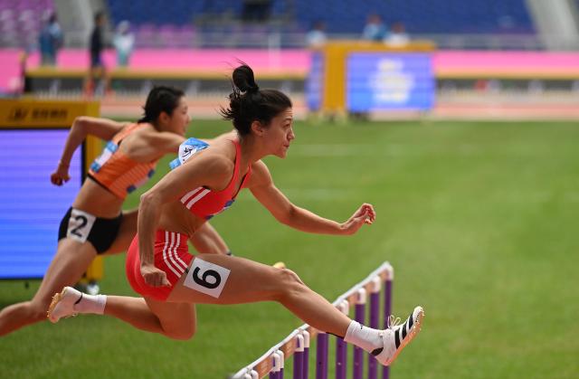 (251118) -- GUANGZHOU, Nov. 18, 2025 (Xinhua) -- Zheng Ninali (front) of Shanxi competes during the women's heptathlon 100m hurdles of athletics at China's 15th National Games in Guangzhou, south China's Guangdong Province, Nov. 18, 2025. (Xinhua/Zhou Mu)