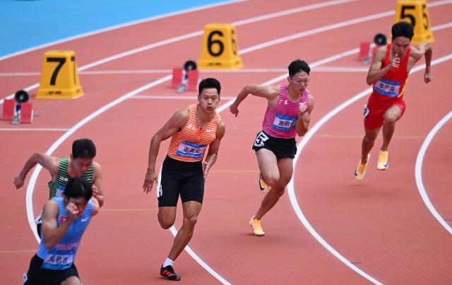 (251118) -- GUANGZHOU, Nov. 18, 2025 (Xinhua) -- Xie Zhenye (3rd L) of Zhejiang competes during the men's 200m heat of athletics at China's 15th National Games in Guangzhou, south China's Guangdong Province, Nov. 18, 2025. (Xinhua/Zhou Mu)