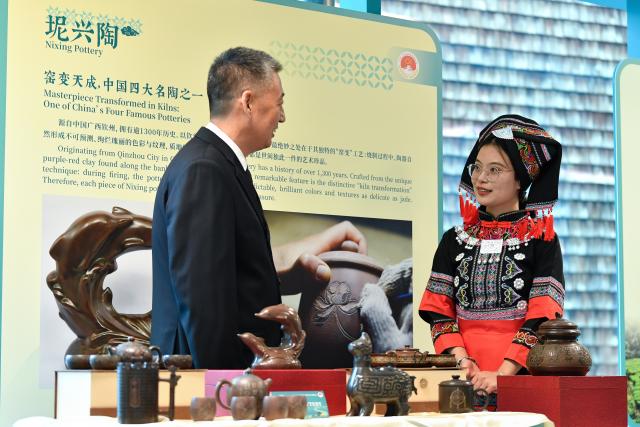 (251118) -- GENEVA, Nov. 18, 2025 (Xinhua) -- A visitor learns about Nixing Pottery during China (Guangxi) Geographical Indication Products Exhibition at the World Intellectual Property Organization (WIPO) headquarters in Geneva, Switzerland, Nov. 17, 2025.
  The two-day exhibition kicked off here on Monday, showcasing iconic products from south China's Guangxi Zhuang Autonomous Region, including tea, pottery and bamboo weaving craft. (Xinhua/Lian Yi)