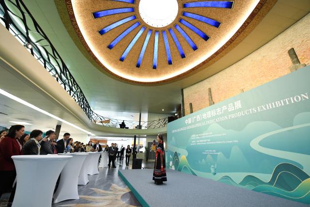 (251118) -- GENEVA, Nov. 18, 2025 (Xinhua) -- People visit China (Guangxi) Geographical Indication Products Exhibition at the World Intellectual Property Organization (WIPO) headquarters in Geneva, Switzerland, Nov. 17, 2025.
  The two-day exhibition kicked off here on Monday, showcasing iconic products from south China's Guangxi Zhuang Autonomous Region, including tea, pottery and bamboo weaving craft. (Xinhua/Lian Yi)