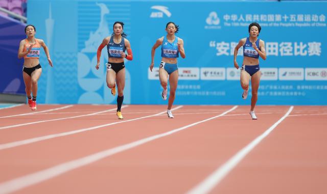 (251118) -- GUANGZHOU, Nov. 18, 2025 (Xinhua) -- (From L to R) Chen Yujie of Zhejiang, Liu Yinglan of Sichuan, Kong Lingyao of Jilin, Zhu Junying of Hubei compete during the women's 200m repechage round of athletics at China's 15th National Games in Guangzhou, south China's Guangdong Province, Nov. 18, 2025. (Xinhua/Huang Wei)